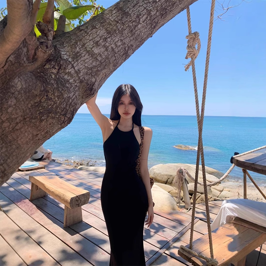 Robe décontractée pour femmes, tenue de plage, Sexy, forme du corps, Mini robe en soie glacée, couleur Pure, décolleté froncé, sans manches