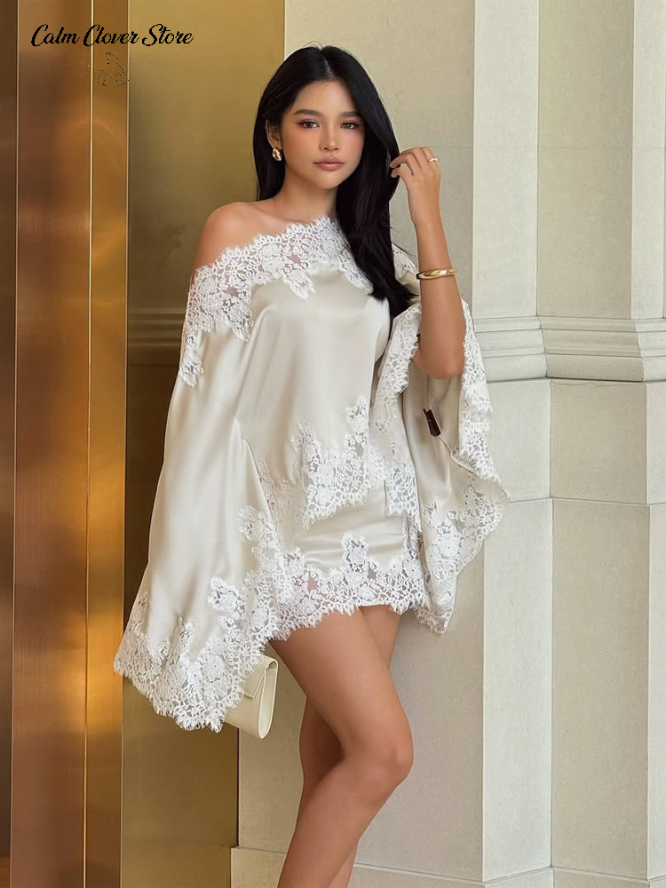Ensemble 2 pièces en satin et dentelle pour femmes, élégant, comprenant un haut ample à une épaule et des manches chauve-souris, ainsi qu'une mini-jupe moulante, idéal pour une tenue décontractée quotidienne.