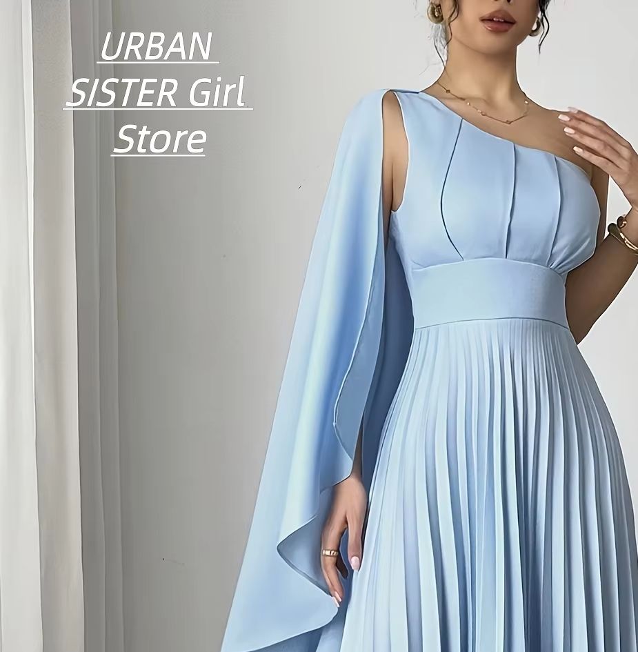 Robe longue, bleu clair, avec cape asymétrique, taille haute, plissée, longueur ras du sol, style élégant et minimaliste de luxe léger, idéale pour mariages, demoiselles d'honneur, invités, remises de diplômes, bals de promo, soirées cocktails, tissu fluide mat infroissable, tenue de soirée formelle pour femme