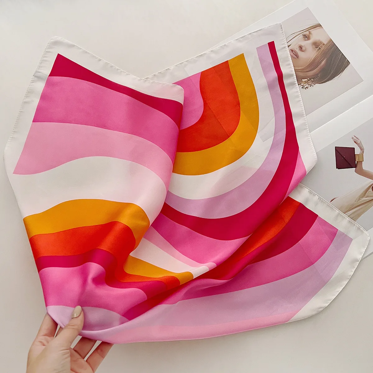 Écharpe carrée imprimée rayée en imitation soie pour femmes, écharpe décorative Bandana, bandeau pour cheveux, bandeau pour habiller votre look