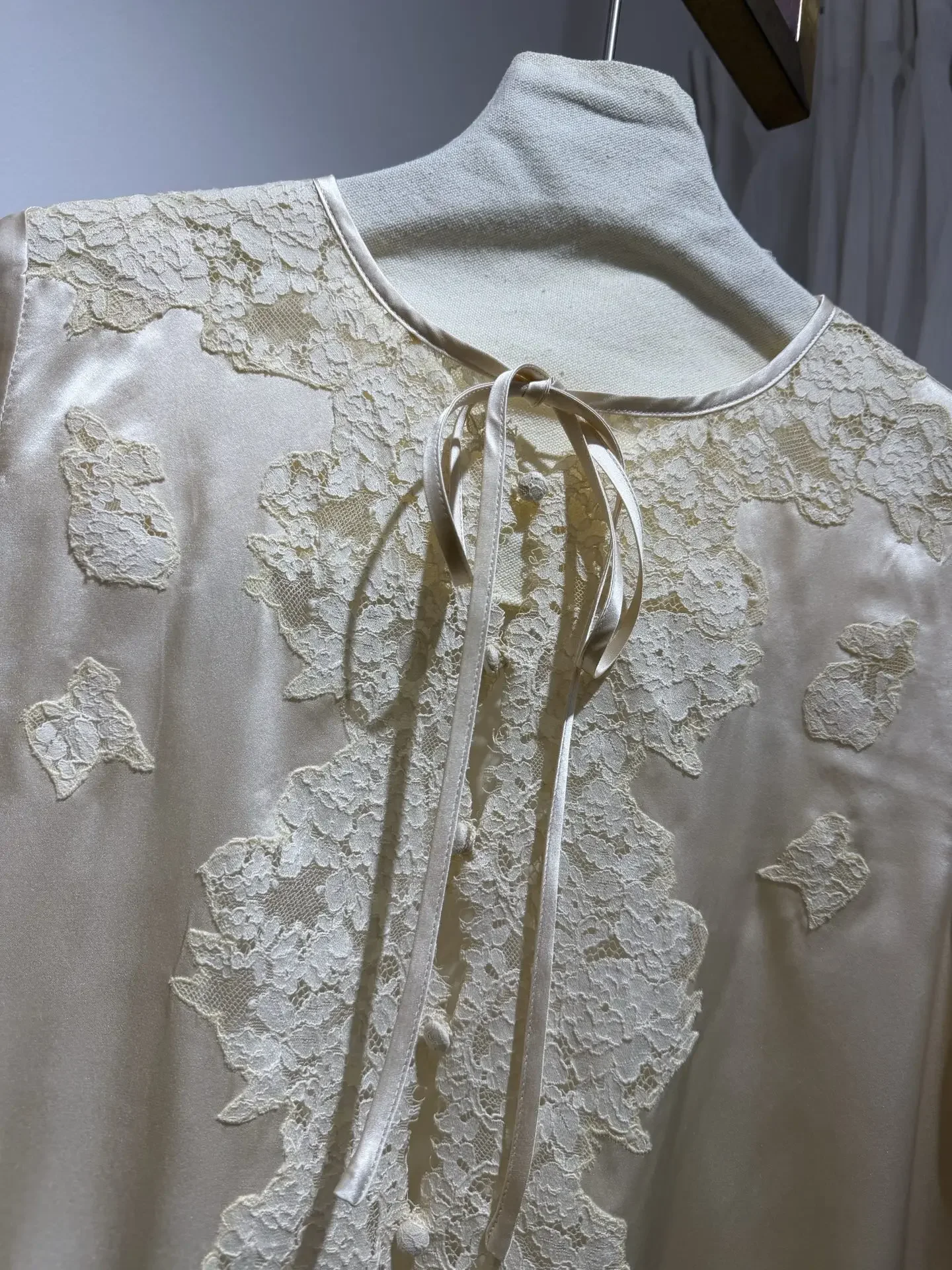 Chemisier en Soie 100% pour Femme avec Dentelle, Col Rond, Manches Longues, Boutonnage Simple, Élégant, en Satin
