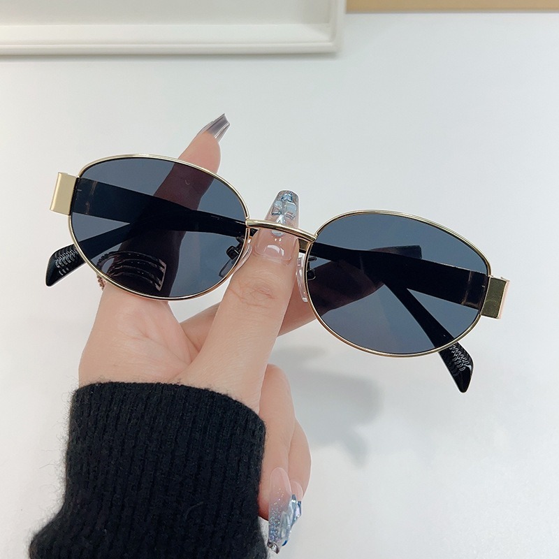 Lunettes de mode ovales en métal pour femmes, légères, charnières durables, accessoire tendance pour le quotidien et les événements, 1 pièce