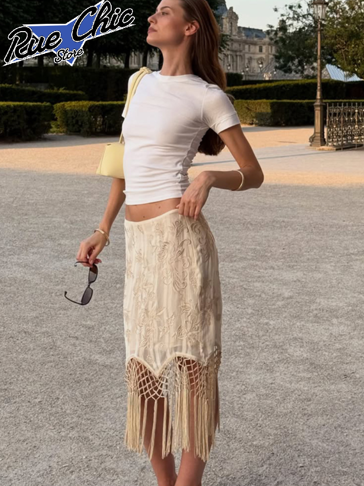 Nouvelle jupe moulante mi-longue pour femme, couleur pêche, avec franges dorées en V, coupe ajustée, idéale pour l'été 2026 et les vacances à la plage