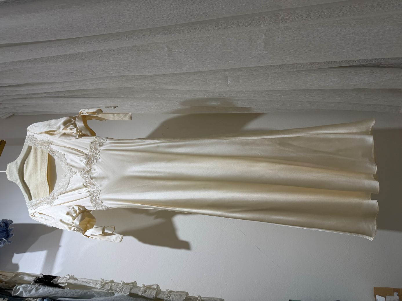 Robe midi en satin 100% soie pour femme, broderie en dentelle, patchwork, col en V, ruban, manches courtes, taille haute, robe élégante pour femmes
