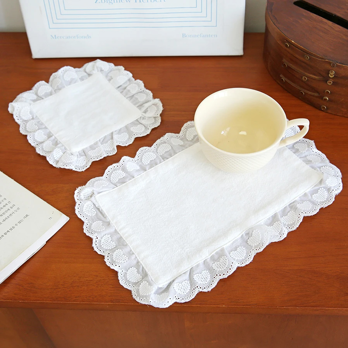 Ensemble de sets de table en coton avec dentelle et volants, sets de table et sous-verres en coton lavables, décoration de table élégante blanche pour tous les jours et les occasions