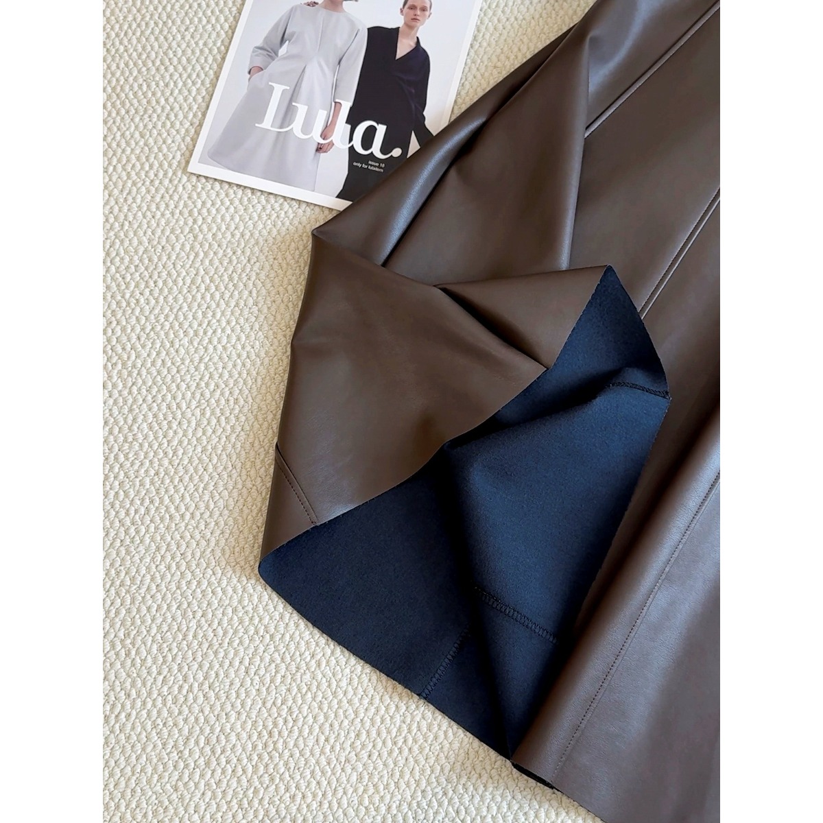 Jupe trapèze en similicuir taille haute amincissante pour femme 2026 – Robe midi élégante et tendance – Vêtements féminins haut de gamme