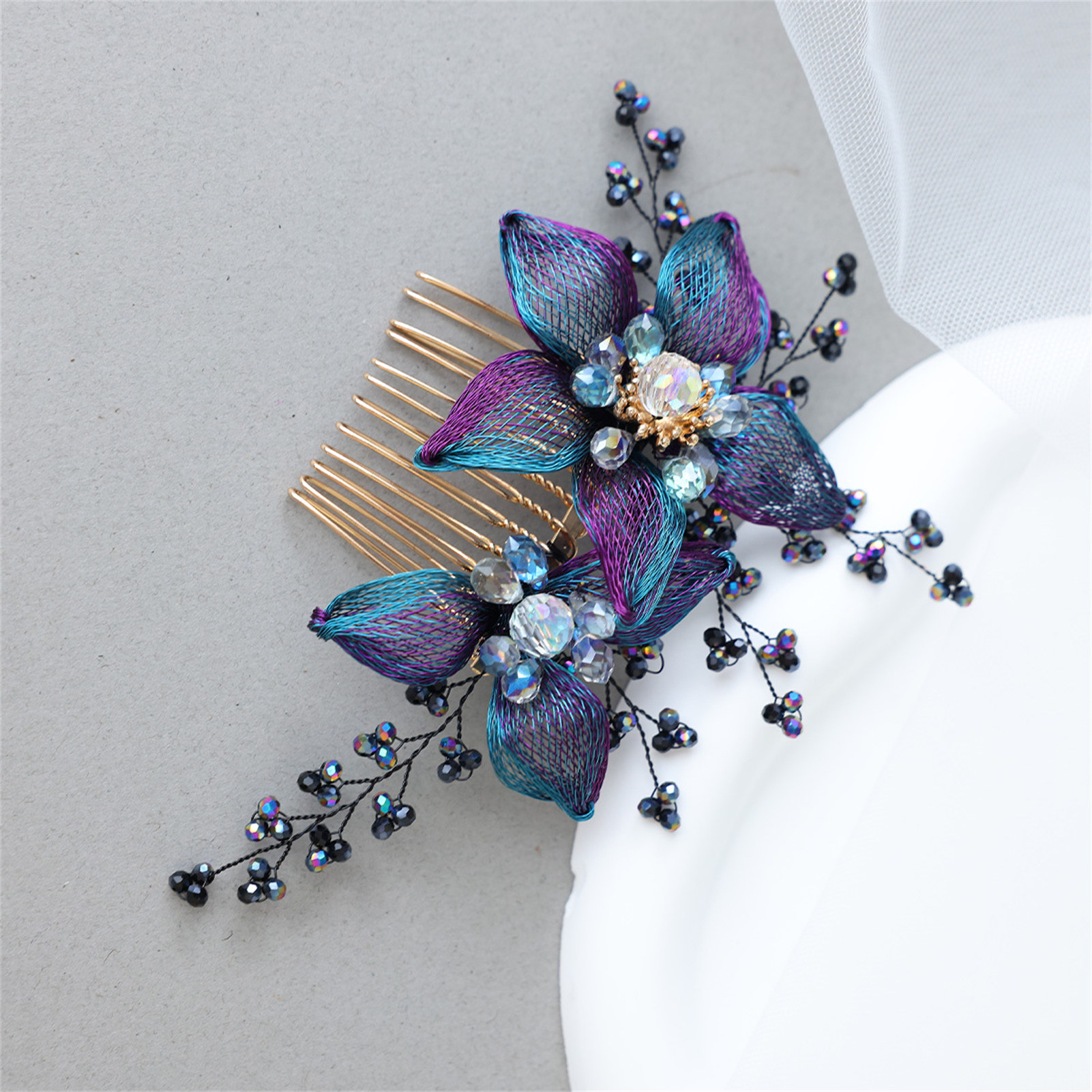 Peigne à cheveux élégant fait main avec fleurs, motifs floraux bleus et strass, pinces à cheveux vintage, accessoire de coiffure latéral, coiffe de mariée
