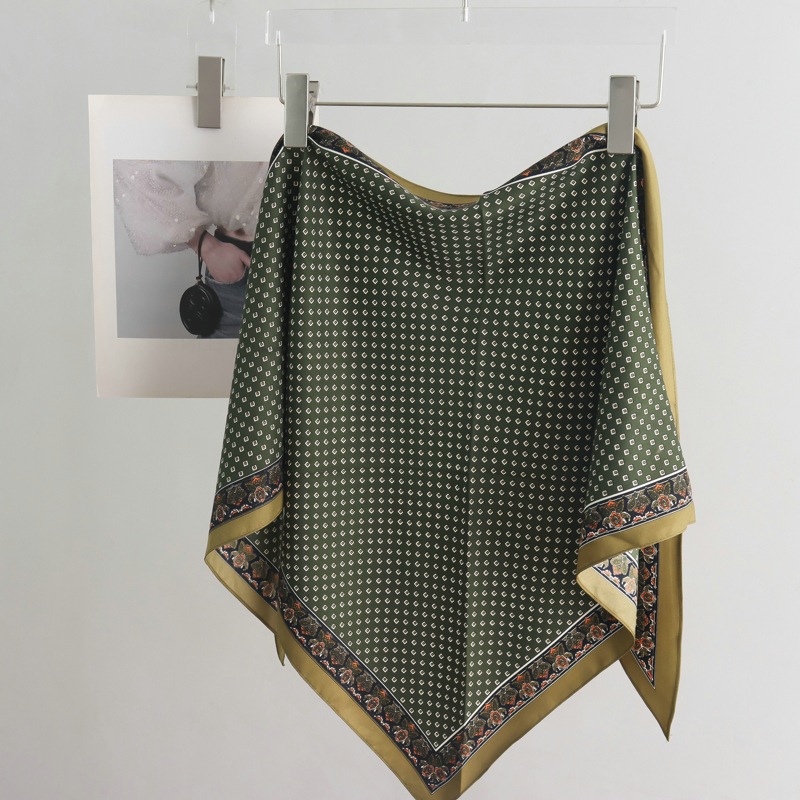 Nouvelle Écharpe Triangulaire Haut de Gamme pour Femme, Tendance et Polyvalente, Idéale pour Décorer les Jeans et les Ceintures