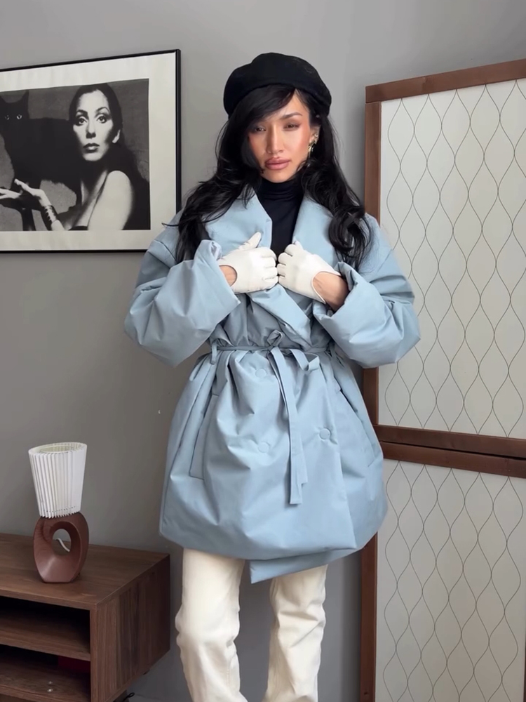 Chemisier en satin pour femme, manches courtes chauve-souris, col écharpe, détails de nœud frontal et de pompons, chemise élégante et tendance, haut brillant pour femme.