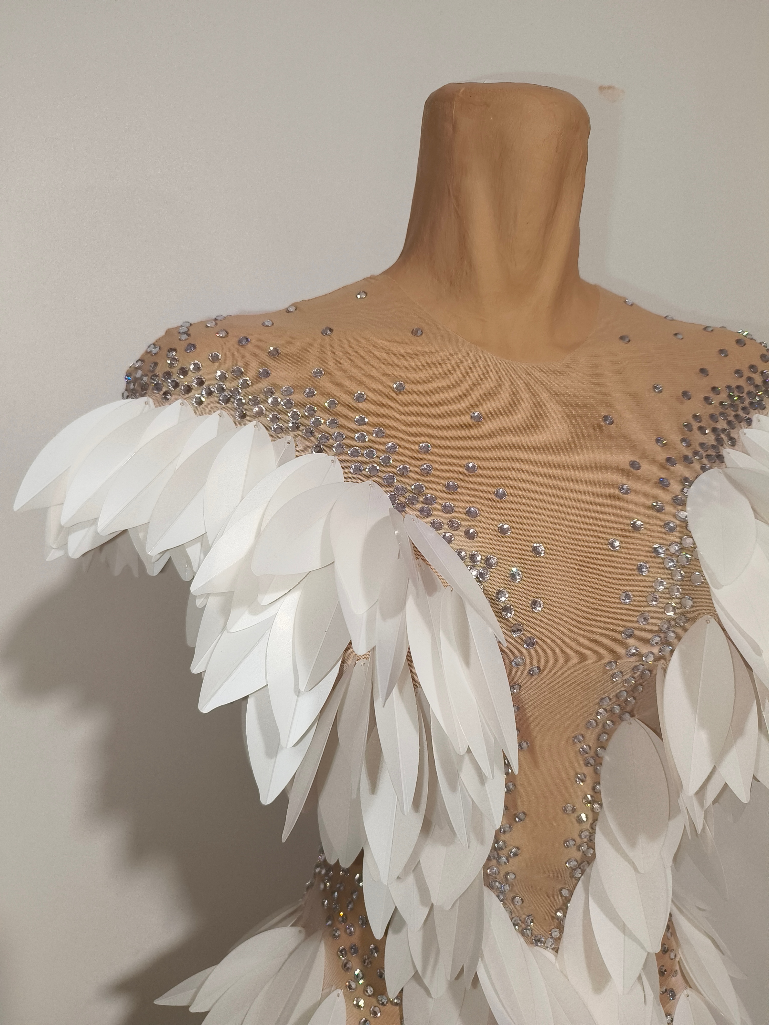 Robe de soirée élégante à col cœur ornée de cristaux pour gala sur le tapis rouge, chanteuse, scène, événement formel, soirée