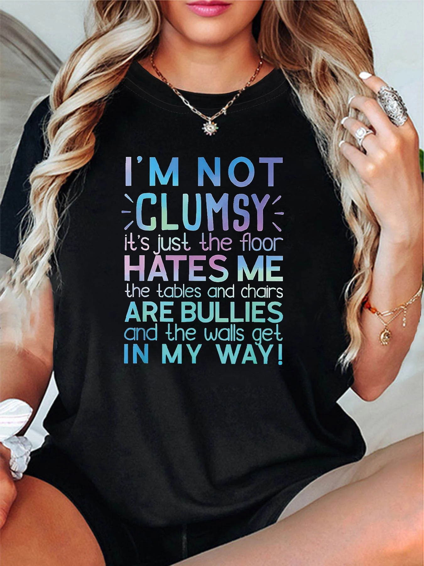 T-shirt à manches courtes pour femmes, col rond, imprimé lettres « I'M NOT CLUMSY It's Just the Floor HATES ME », haut décontracté pour l'été et le printemps