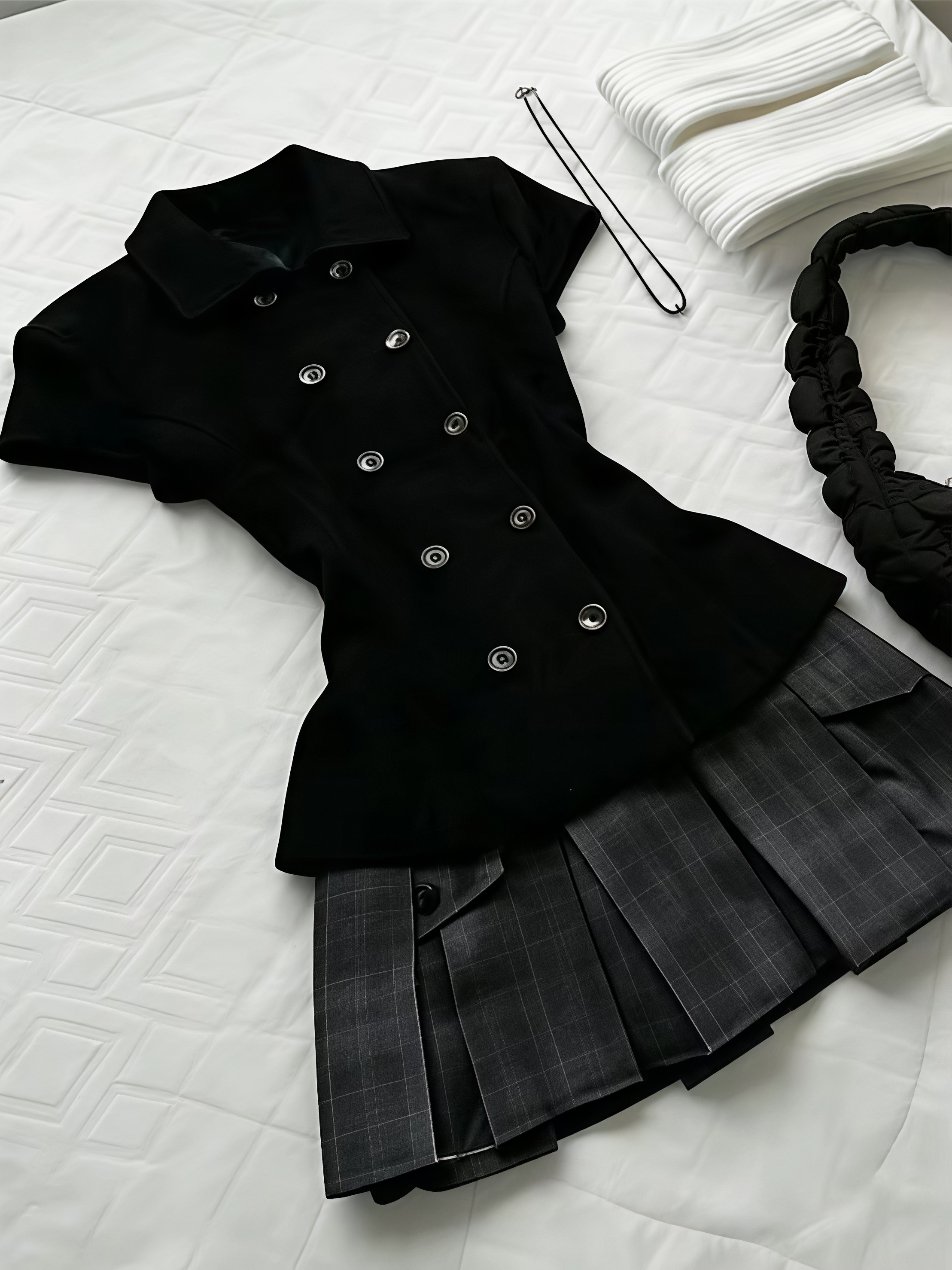Costume femme à la mode coréenne, chemise noire cintrée à manches courtes, jupe plissée à carreaux gris, tenue décontractée de bureau, tenue deux pièces preppy