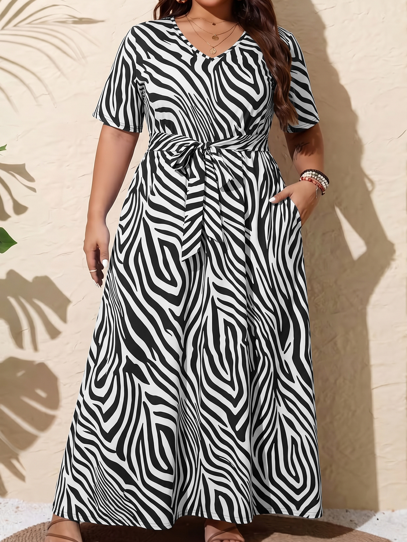 Robe midi à manches courtes imprimé zèbre grande taille, robe d'été décontractée à col en V et taille nouée avec poches latérales, idéale pour le quotidien et les vacances