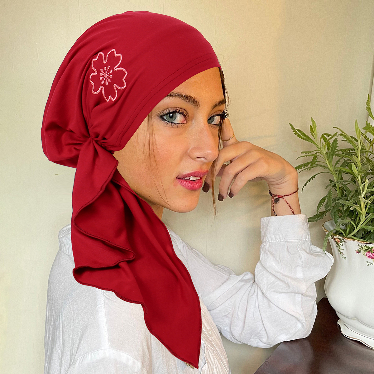 2025 nouveau doux Strech brodé fleurs femmes Hijab musulman dames Turban Bonnet longue queue tête enveloppement foulard chapeaux indiens