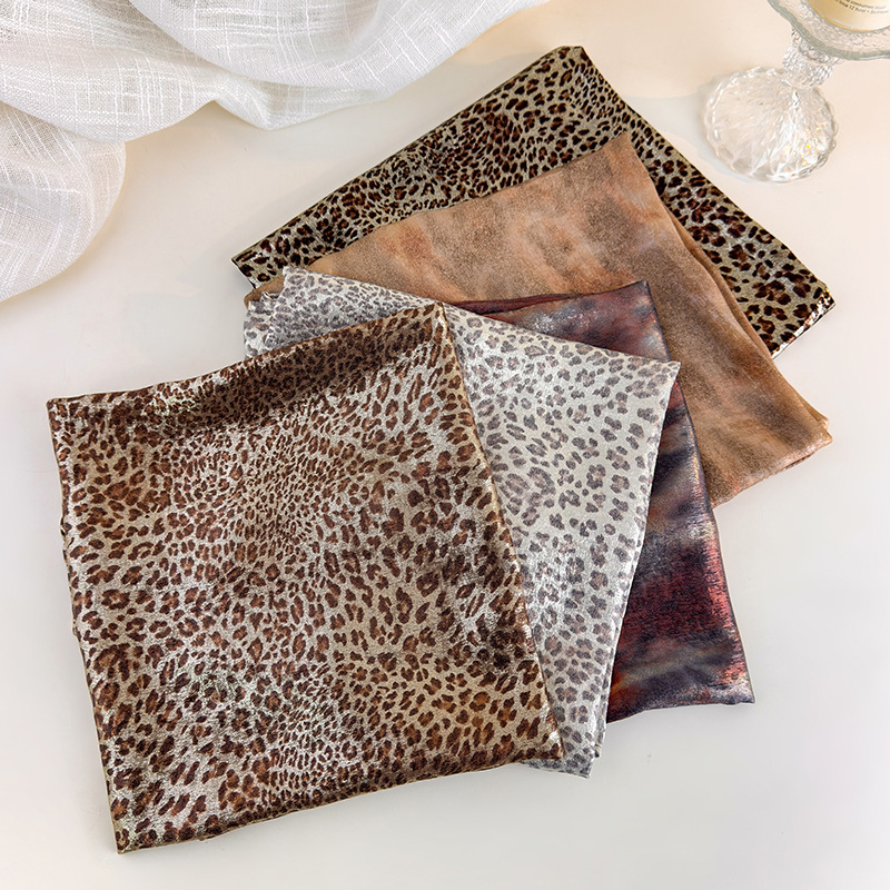 Foulard triangulaire imprimé léopard style vintage américain, élégant accessoire de mode tendance pour les fashionistas