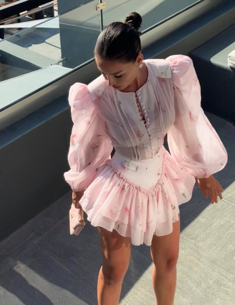 Robe courte en mousseline de soie transparente à fleurs roses pour femmes, manches longues bouffantes, fermeture éclair au dos, taille haute, volants superposés, tenue de vacances