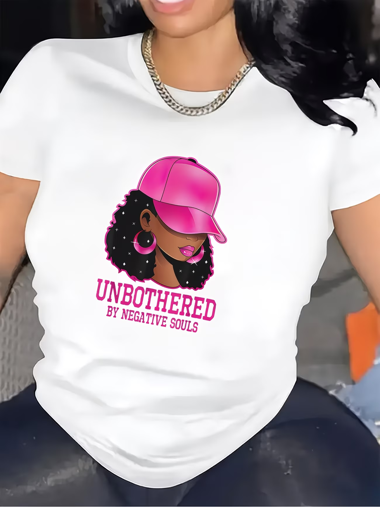 T-shirt pour femme, motif graphique décontracté pour un usage quotidien, tissu confortable, illustration élégante d'un chapeau rose