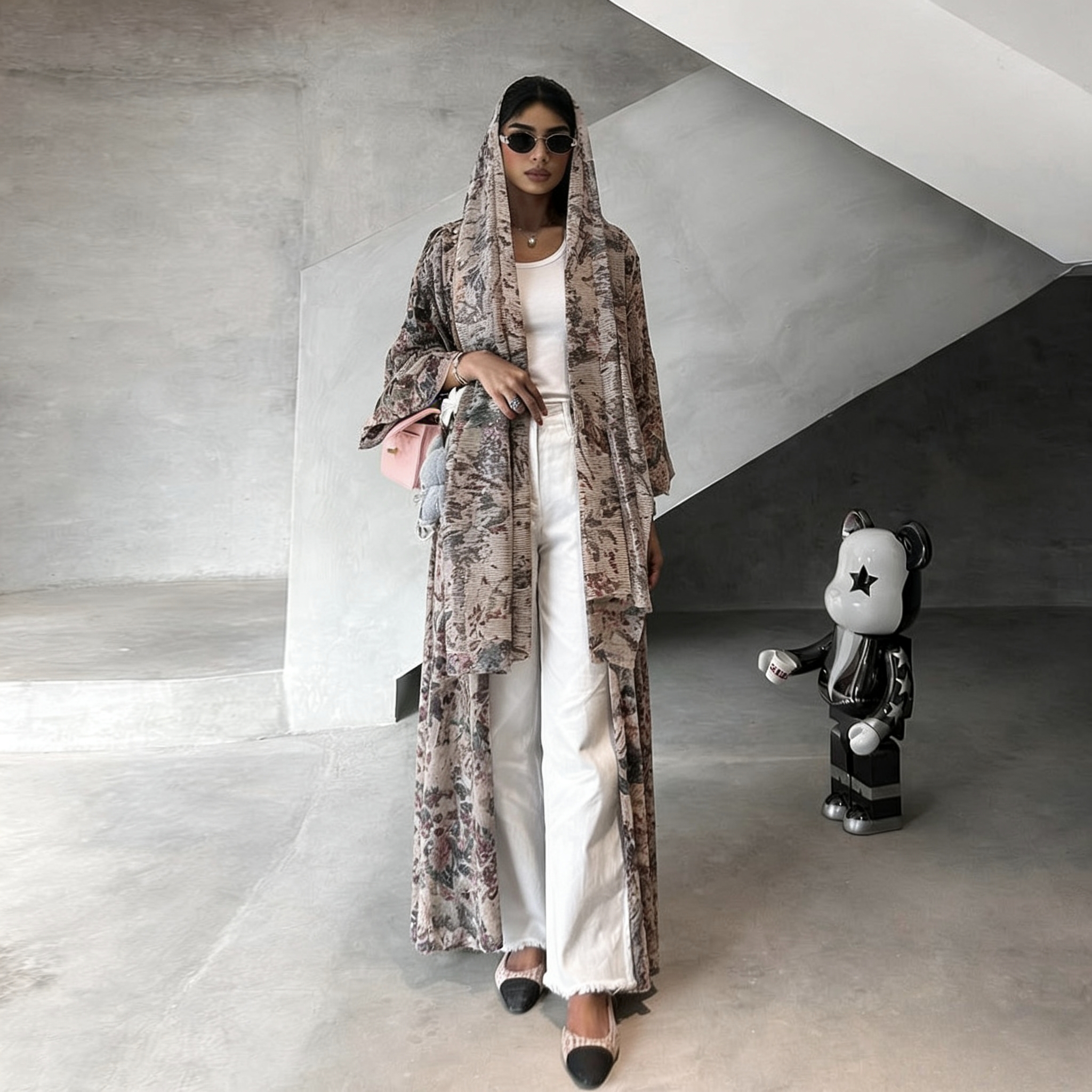 Abaya élégante de style arabe traditionnel avec manches longues amples et imprimé floral, livrée avec un foulard.