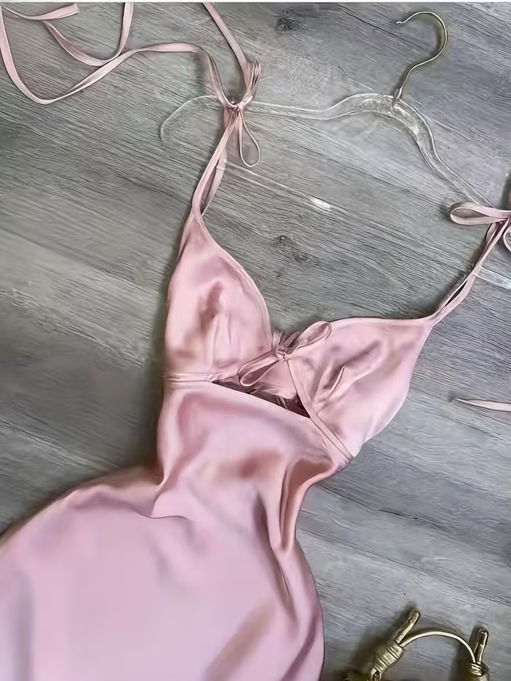 Robe midi décontractée pour femme en satin uni à fines bretelles, avec design à nouer super élégant et accrocheur, sexy et tendance