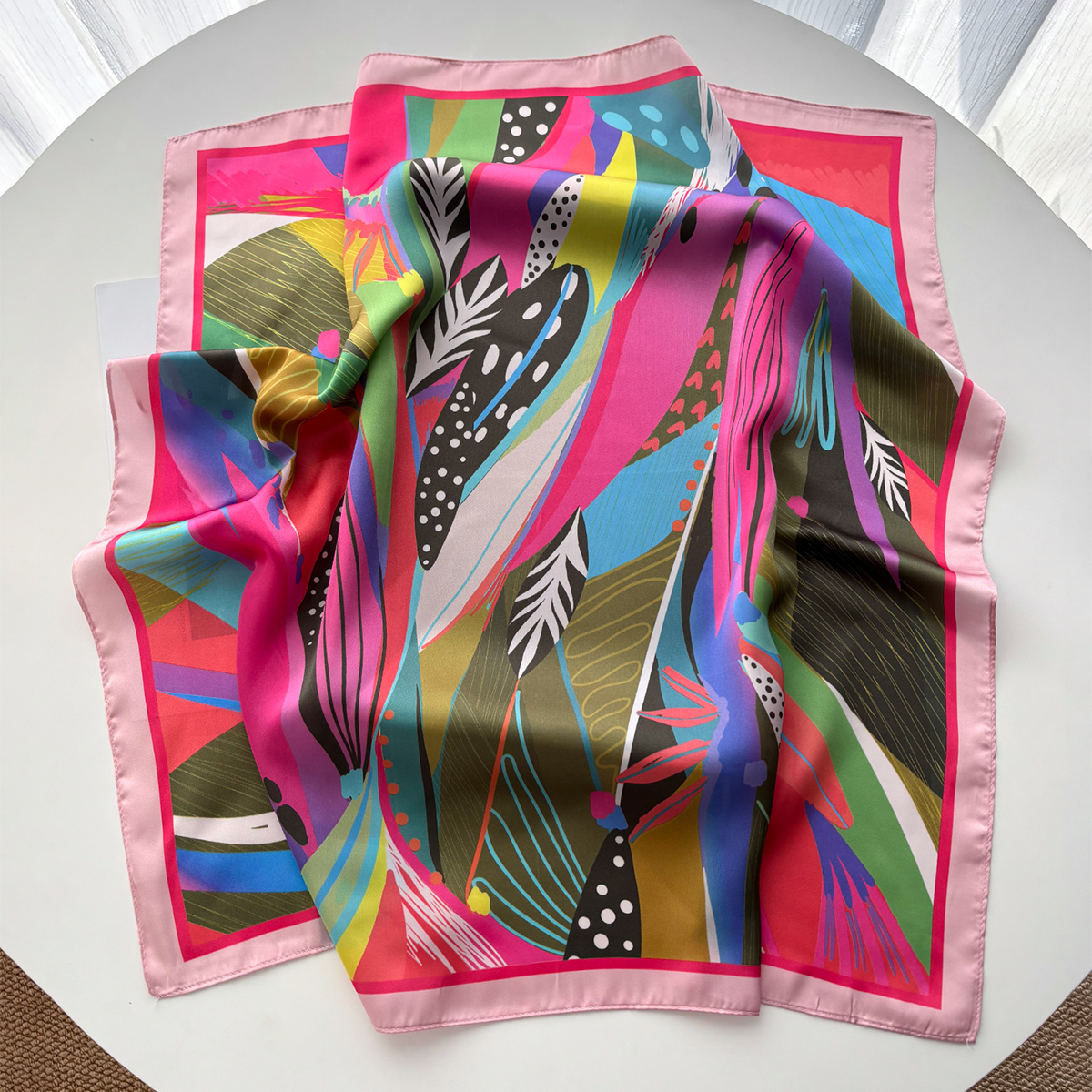 Foulard carré de luxe pour femme, imprimé floral, accessoire décoratif saisonnier, cravate, hijab, bandeau, bandana, écharpe