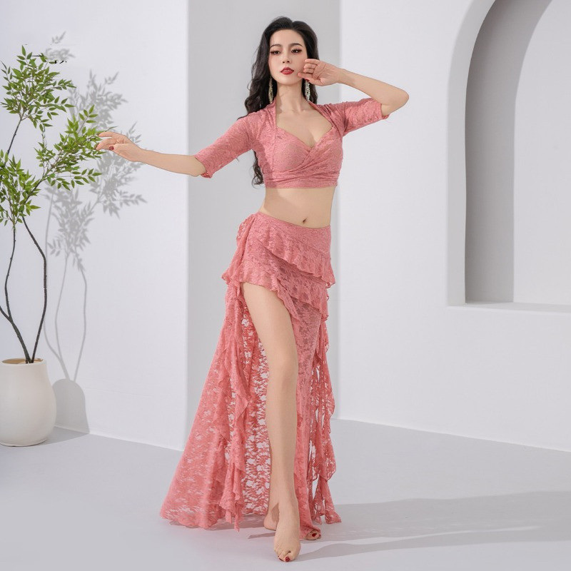 Tenue de danse orientale élégante en dentelle, comprenant un haut court à col halter et une jupe longue fendue à volants, ensemble 2 pièces pour femmes.