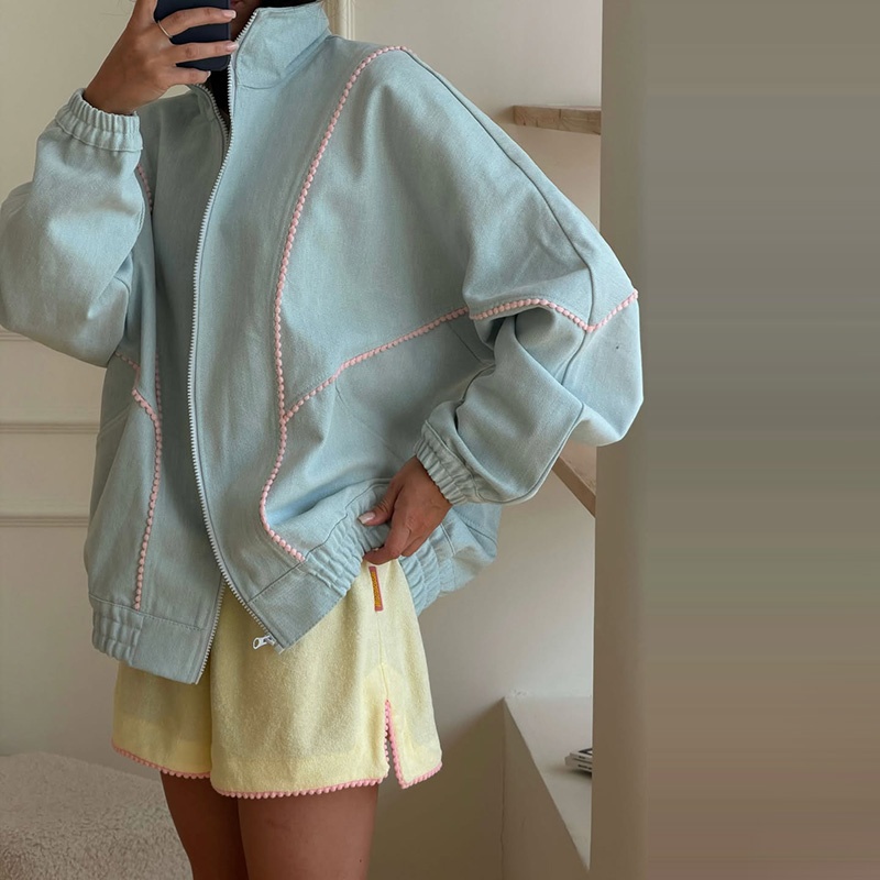 Veste zippée bleu clair pour femme, col montant, garniture à pompons roses, poignets et ourlet élastiques, coupe oversize, manches longues, style décontracté urbain