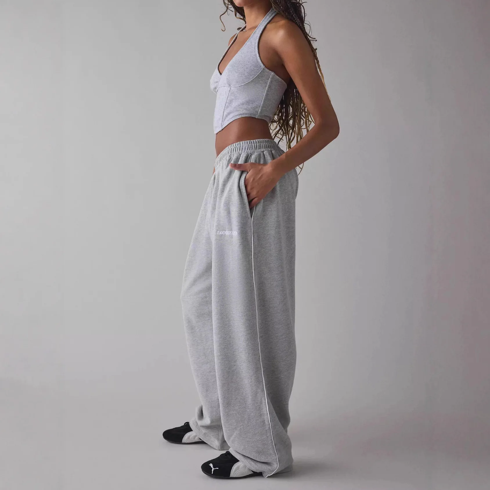 Pantalons décontractés roses brodés pour femmes, amples et confortables, à taille élastique droite.