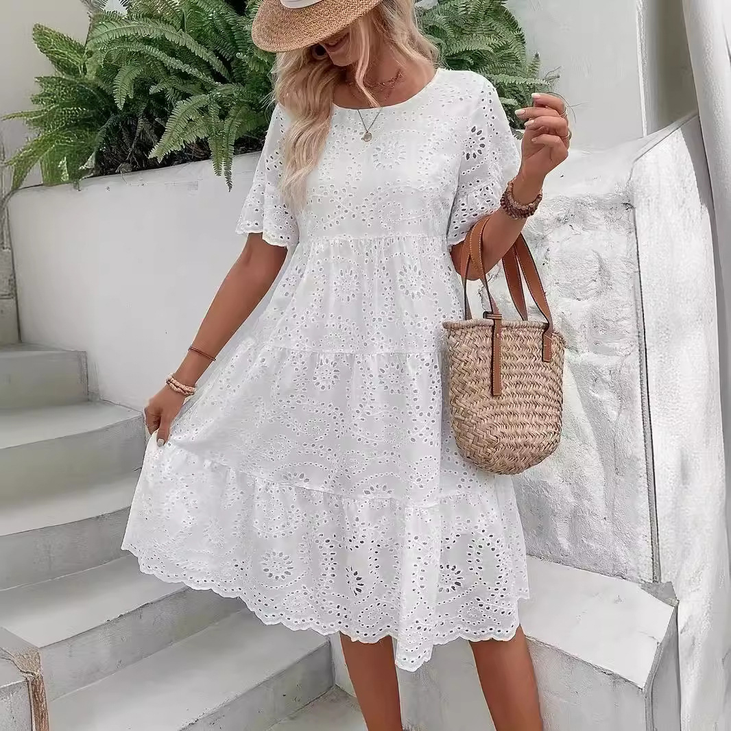 Robe midi blanche brodée à œillets pour femme, style bohème évidé, fluide, à volants superposés, décontractée, à manches courtes, pour l'été et la plage