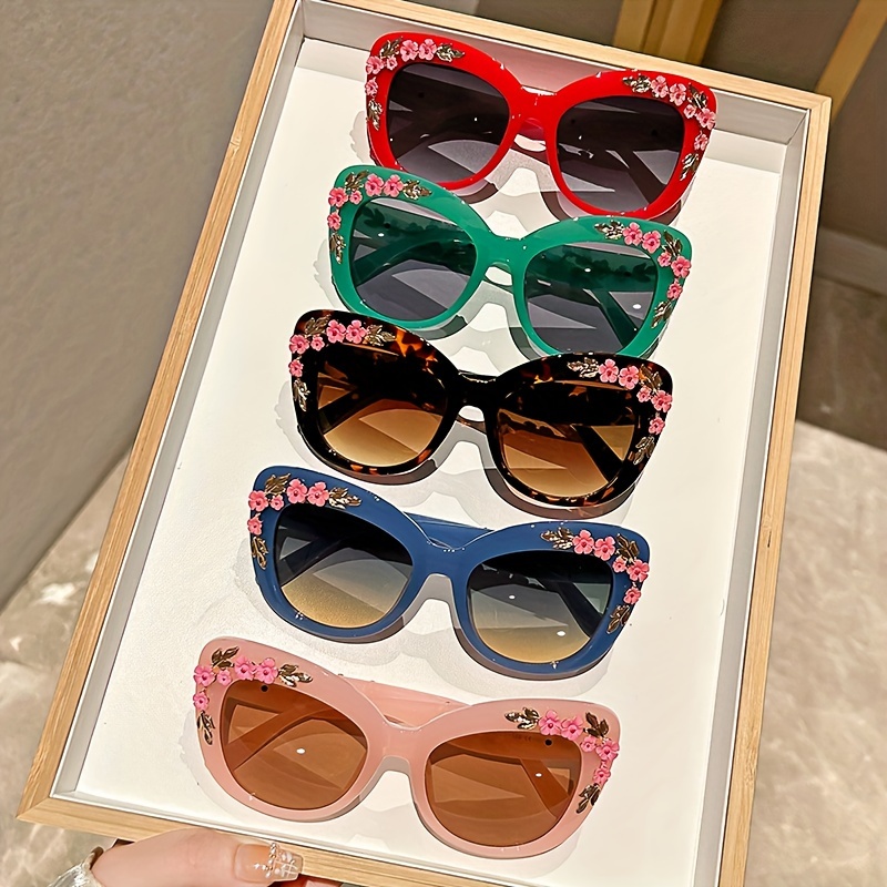 2025Lunettes œil de chat élégantes pour femmes, Design camélia Floral, lentille PC antireflet, monture en plastique, lunettes de plage à la mode