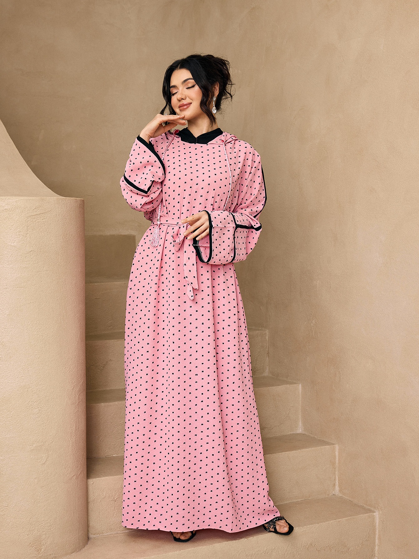 Robe longue Abaya à capuche à pois, avec bordure contrastante, manches évasées et ceinture intégrée, Kaftan modeste pour femmes musulmanes, tenue de tous les jours et de l'Aïd