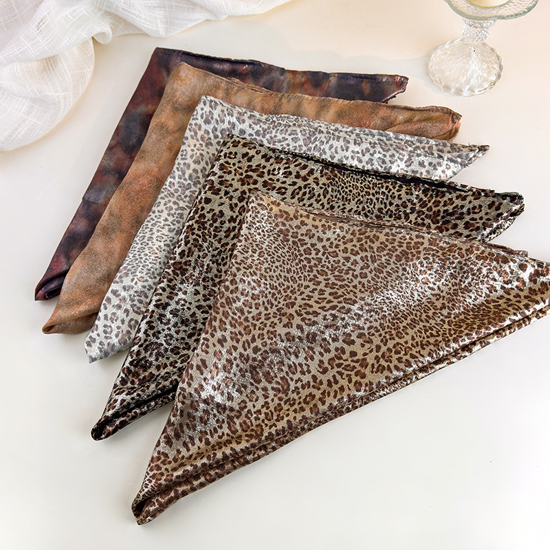 Foulard triangulaire imprimé léopard, style rétro américain, pour femme, en soie, accessoires de mode pour cheveux, couvre-chef, bandeaux, 1 pièce