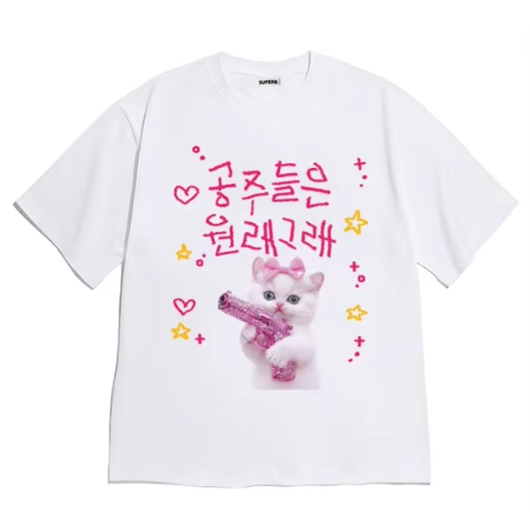 T-shirt décontracté à manches courtes style coréen, polyvalent, rétro, motif chat mignon avec pistolet rose et texte coréen, vêtements esthétiques blancs.