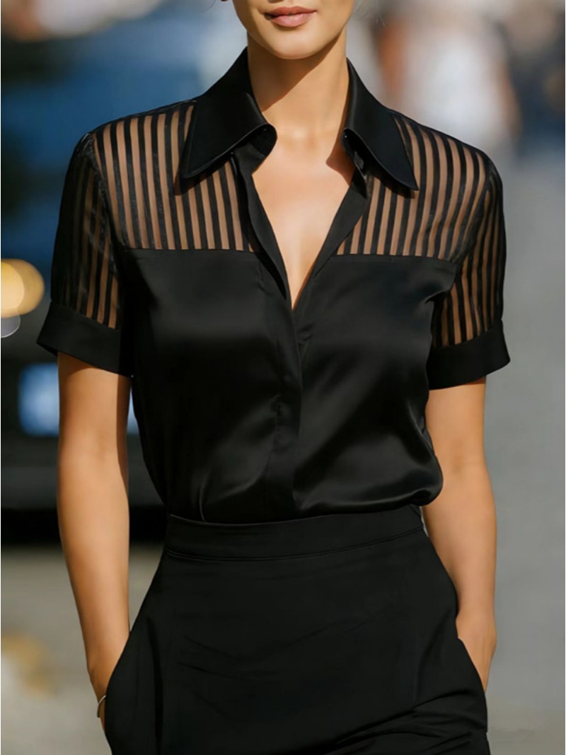 Chemisier en satin pour femme à manches courtes avec panneau en maille rayée transparente et col, idéal pour le bureau