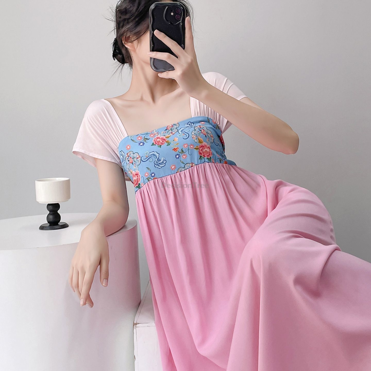 Robe longue élégante en satin à imprimé floral pour femme, style décontracté, manches courtes, coupe ample, vêtement de style chinois, tenue quotidienne, vêtement d'intérieur