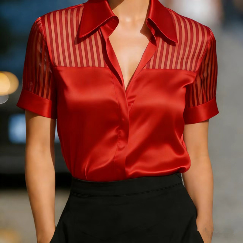 Chemisier en satin pour femme à manches courtes avec panneau en maille rayée transparente et col, idéal pour le bureau