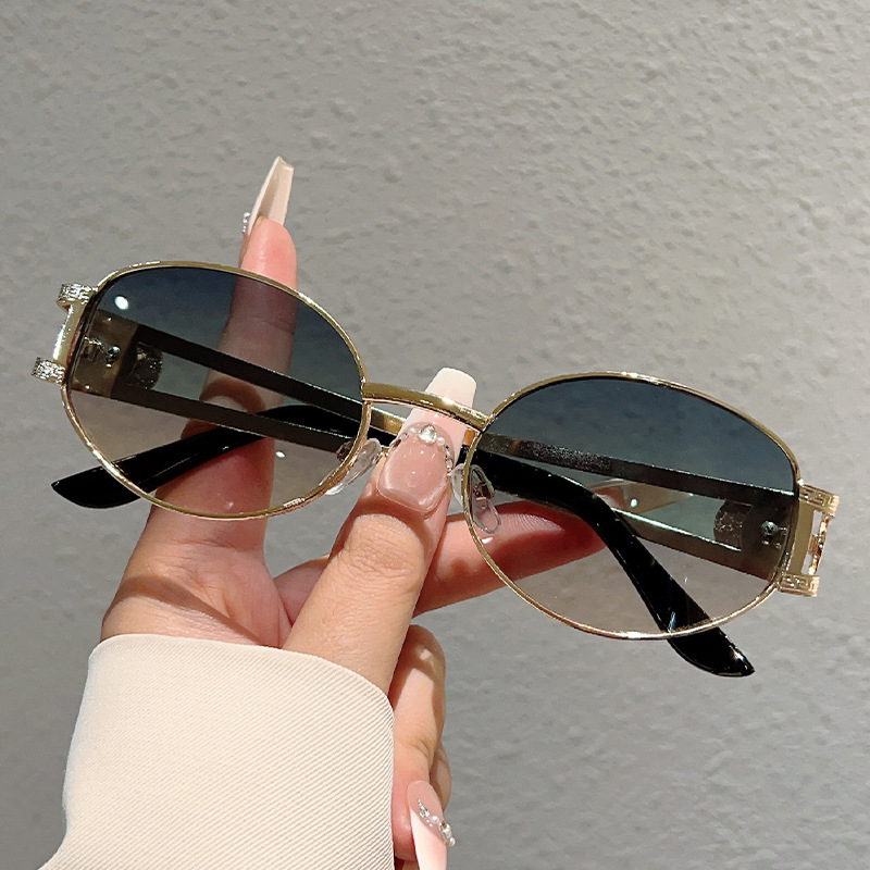 Lunettes de soleil ovales vintage 2026, nouvelle mode, monture métallique surdimensionnée, verres décoratifs, lunettes de soleil tendance pour femmes, design de marque de luxe