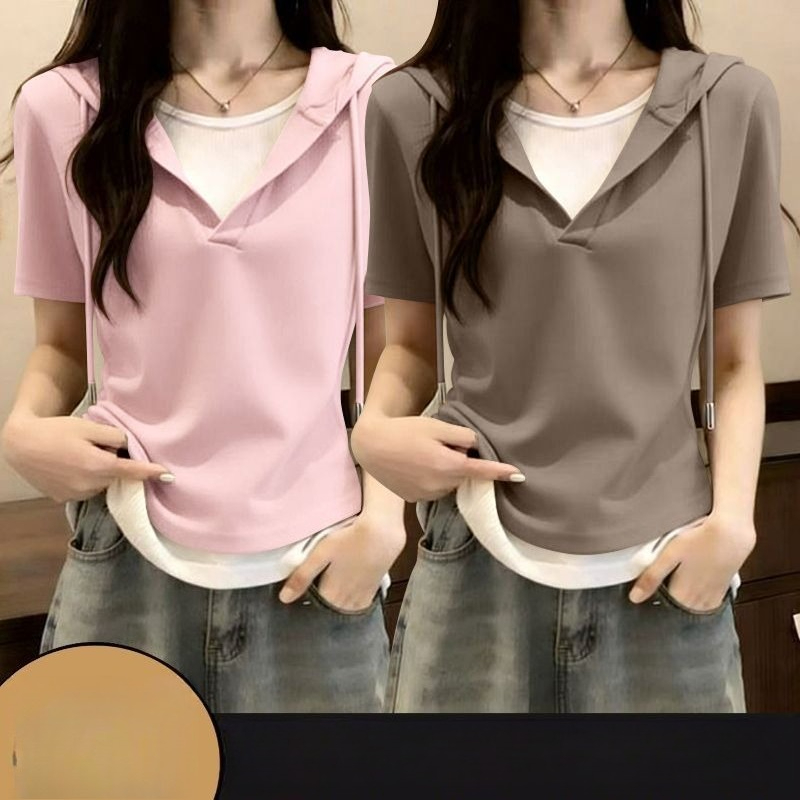 Nouveau T-shirt coréen d'été pour femme à capuche et manches courtes contrastantes, haut décontracté respirant à col en V, effet faux deux-pièces de haute qualité