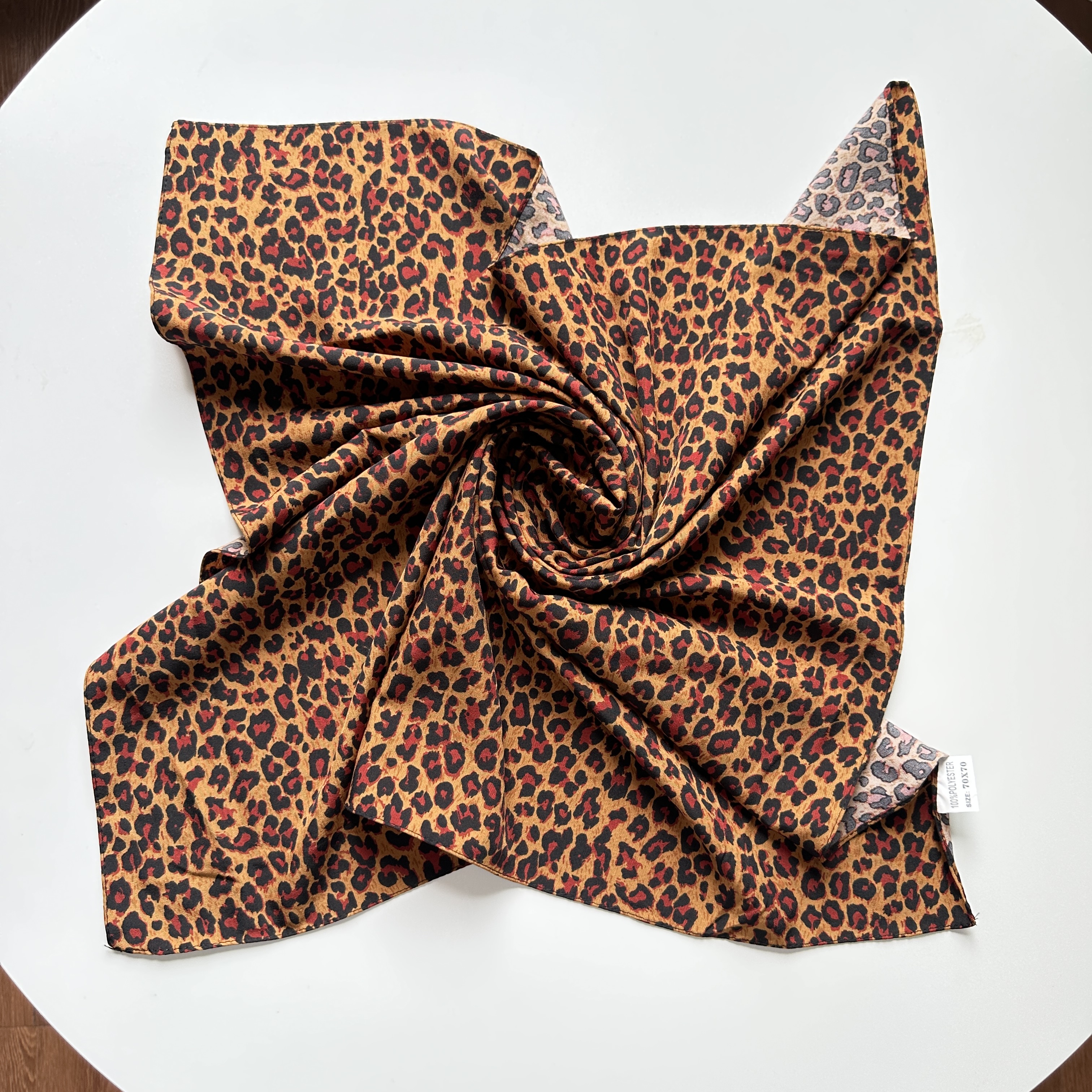 1 écharpe carrée de style bohème de 70 cm à imprimé léopard pour femme, écharpe châle multifonctionnelle décontractée pour le printemps et l'été, adaptée à un usage quotidien et aux sorties
