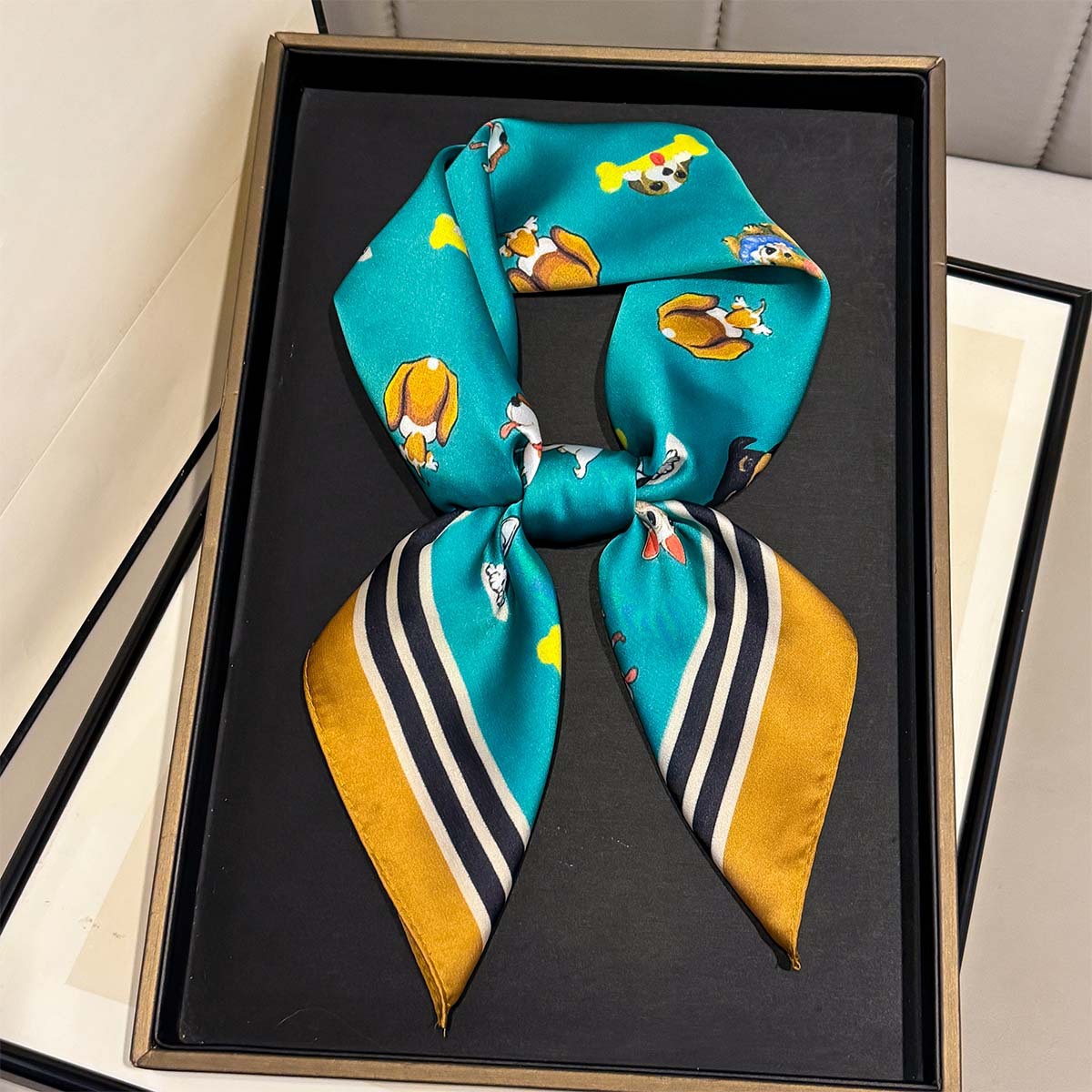 Foulard carré en soie à motif chien de dessin animé pour femme, doux, toutes saisons, hijab, décoration de mode, bandana