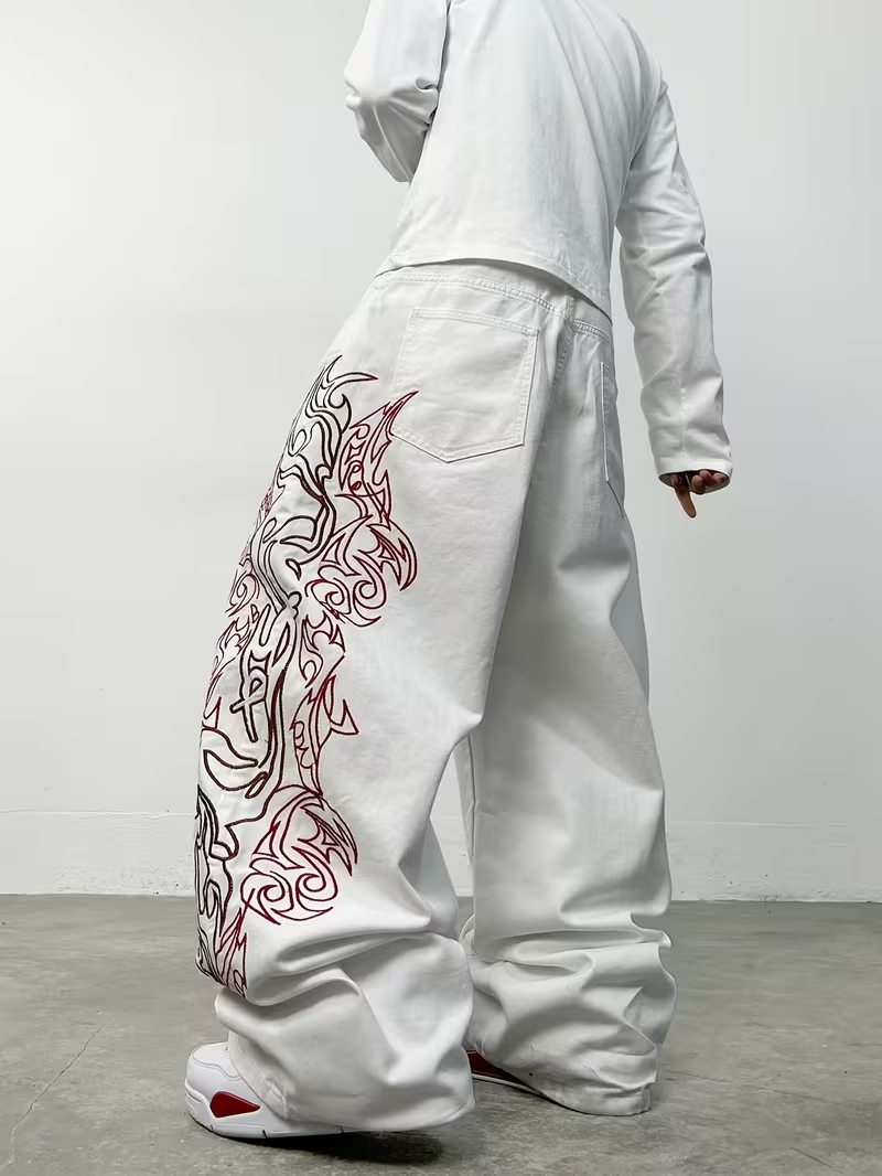 Jeans unisexe blanc et rouge à imprimé flamme tribal, coupe ample, jambe large, style Y2K grunge streetwear, pantalon en denim surdimensionné