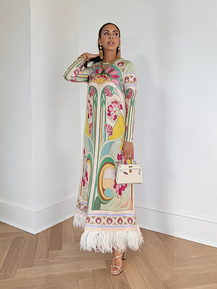 Robe longue vintage à imprimé plumes et pompons pour femme, style bohème, en satin, à manches longues, coupe droite ample, pour les vacances d'été 2026, idéale pour les soirées.