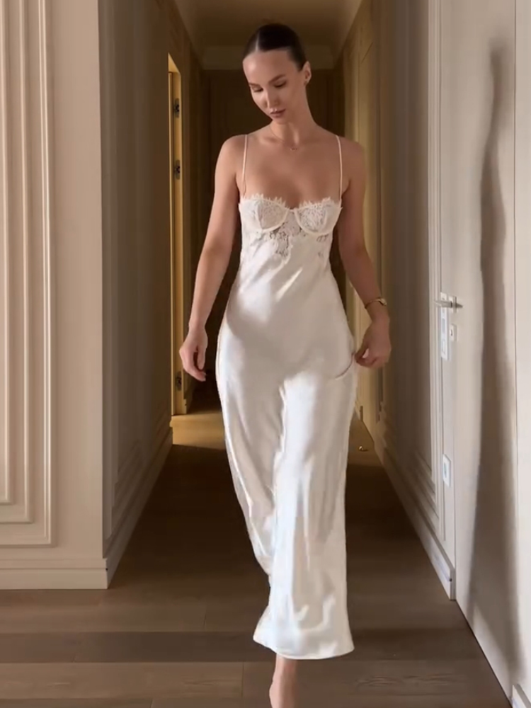 Robe mini moulante unie à manches évasées et dos nu, avec ceinture à sequins, blanche scintillante, style portefeuille, pour soirée chic été 2026