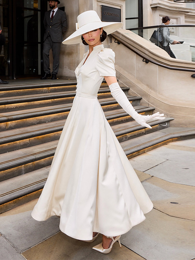 Robe longue évasée pour femme, col montant, décolleté en V profond, manches courtes bouffantes, boutons sur le devant, taille ajustée, jupe évasée, pour événements et usage quotidien.