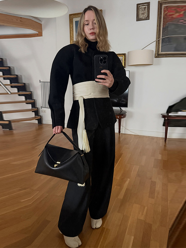 Ceinture longue à franges superposées, large et plissée, à nouer, avec pompons contrastants, accessoire de taille, tendance 2026 pour tenues féminines