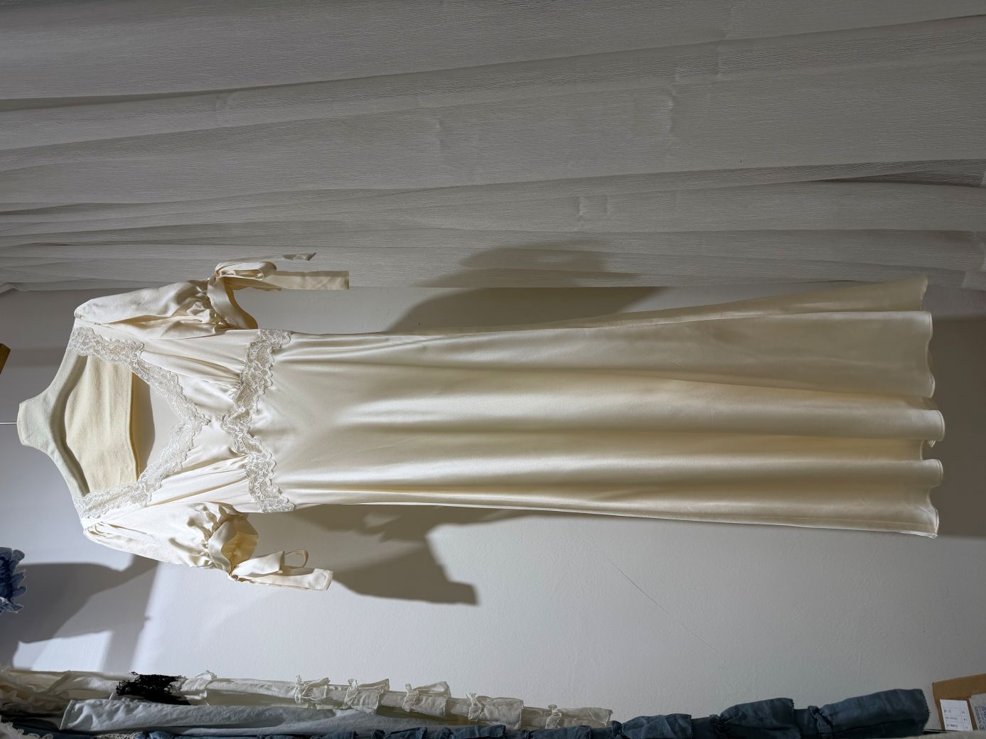 Robe midi en satin 100% soie pour femme, broderie en dentelle, patchwork, col en V, ruban, manches courtes, taille haute, robe élégante pour femmes