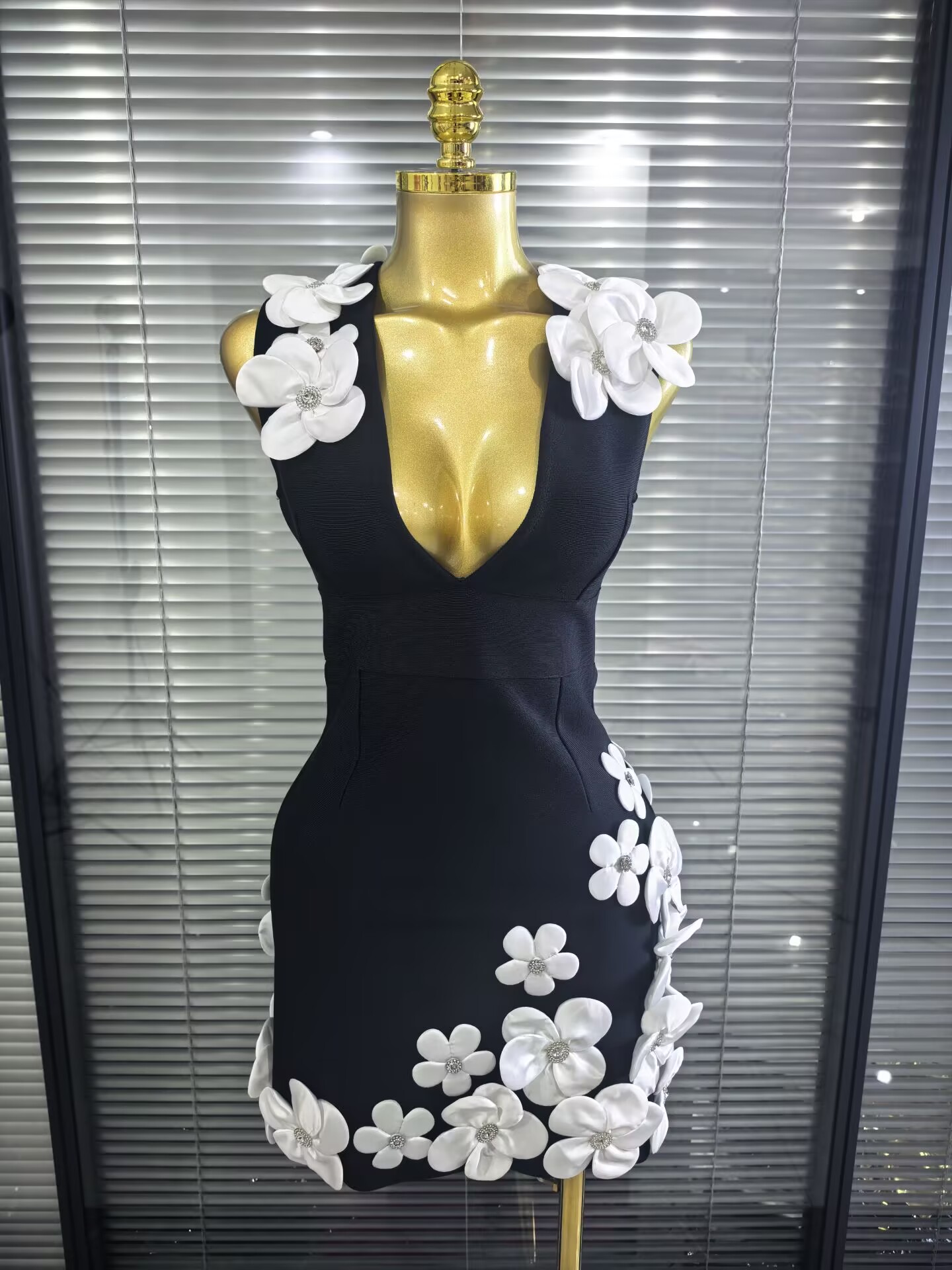 Noir blanc femmes sans manches Sexy col en v fleurs moulante Mini robe de pansement discothèque fête célébrer tenue de Cocktail robes