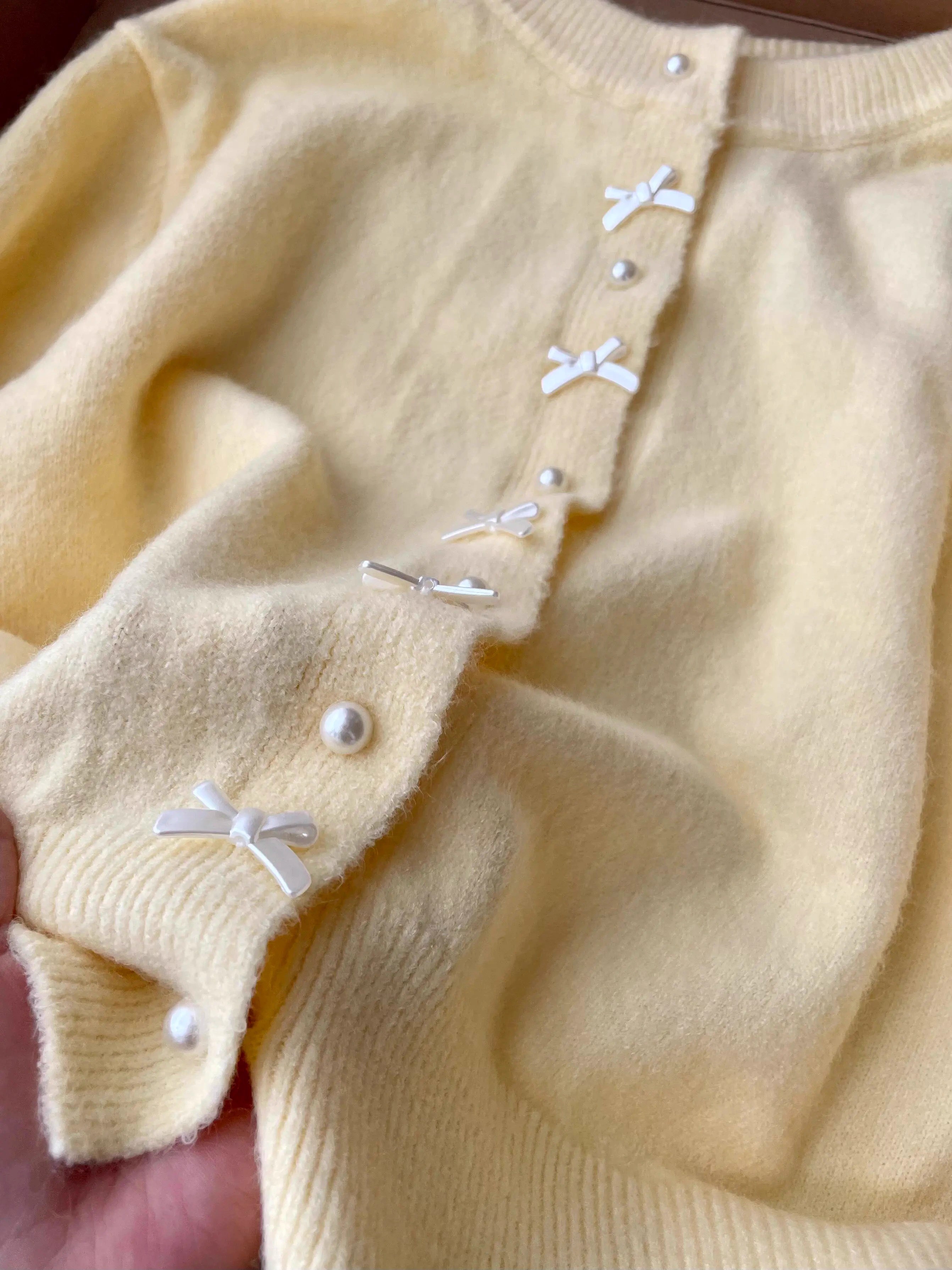 Pull à manches longues et boutons en perles pour femme, Style doux, col rond, avec nœud doux, manteau Cardigan tricoté jaune, nouvelle collection printemps automne