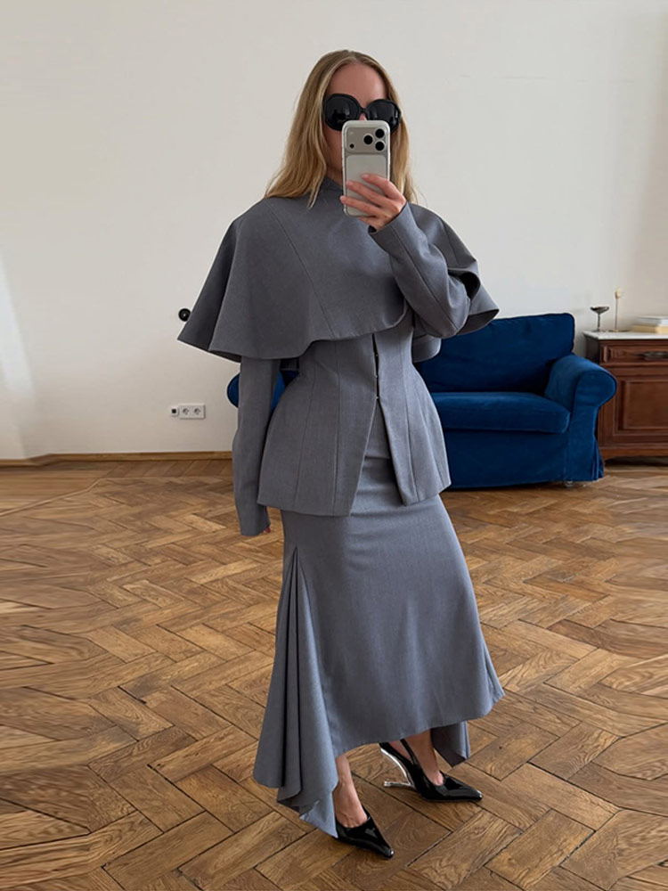 Ensemble tailleur chic gris pour femme : veste à manches longues et col montant cintrée, jupe midi moulante à col rond, tenue de bureau élégante