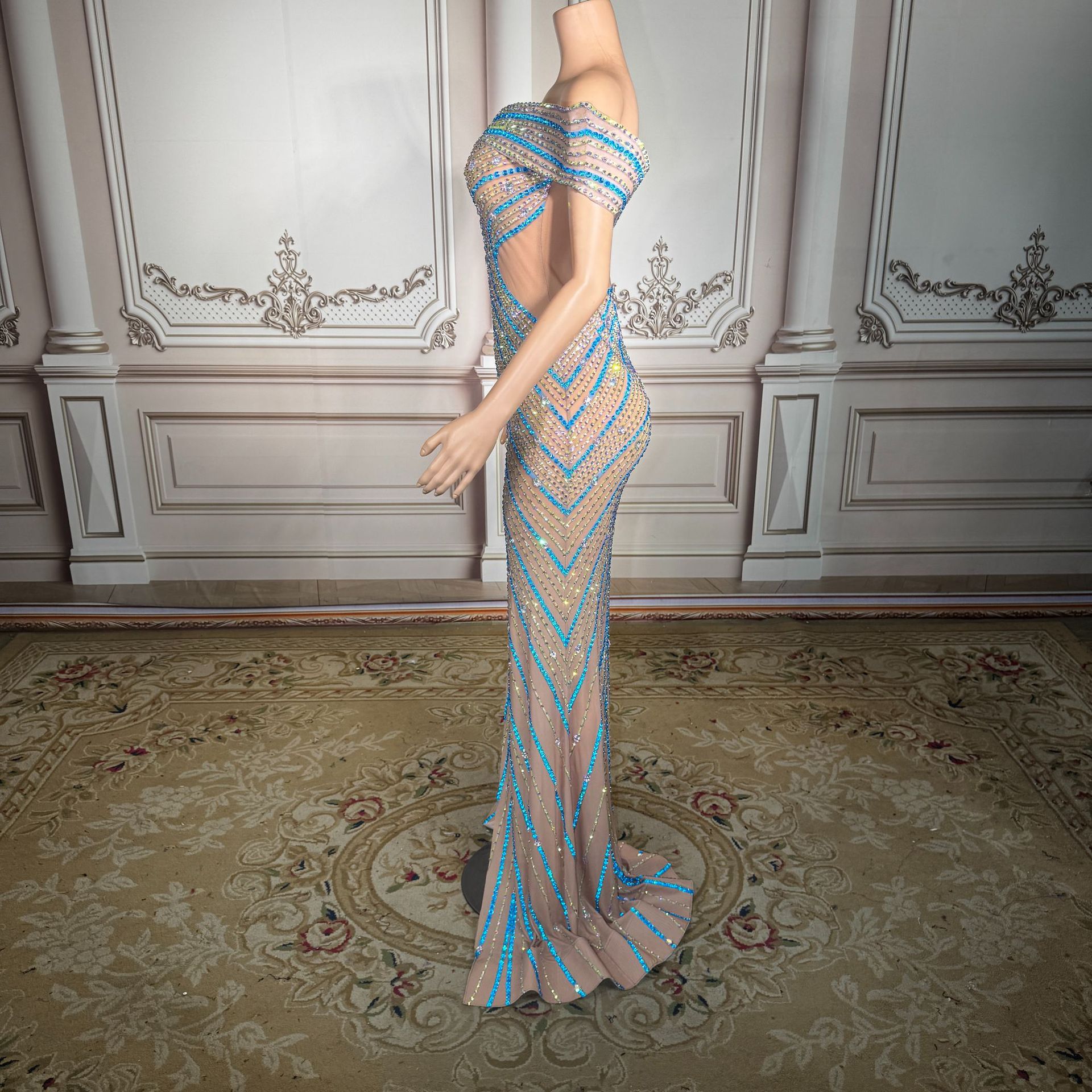 Robe de soirée asymétrique de luxe, coupe trapèze, avec fente, style long ajusté, idéale pour les mariages et les réceptions.