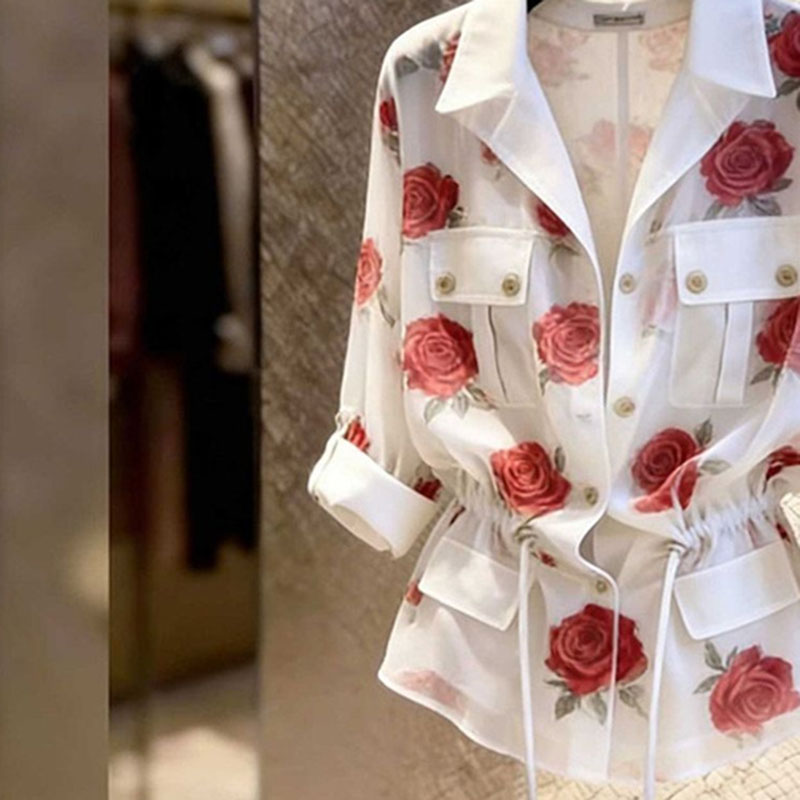 Chemisier pour femme, design élégant, imprimé roses, blanc, nouvelle collection été 2026, manches longues, style col à revers avec ceinture à la taille